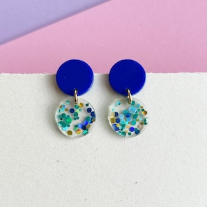 Acryl Ohrringe blau grün gold | Konfetti Ohrringe | farbenfrohe Statement Ohrringe hängend | mit Glitzer | Geschenke für Sie