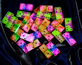 Juego de dominó de resina neón hecho a mano – Dominós coloridos inspirados en el brillo – Juego único – Regalo para amantes de los juegos – Fichas de dominó artísticas