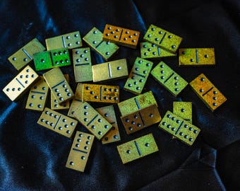 Handgemaakte glitterhars dominoset | Gouden en groene sprankelende dominostenen | Luxe dominospelset | Modern gameroomdecor | Artisan harstegels