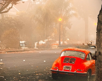 Rode Porsche in de mist