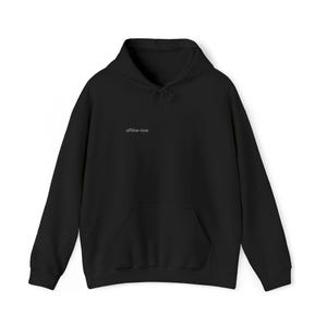 Op de afbeelding: Zwarte hoodie met een capuchon met trekkoord en een kangoeroezak aan de voorkant. De tekst "offline now" is in kleine, lichtgrijze letters op de borst gedrukt. De hoodie is gemaakt van zacht materiaal.