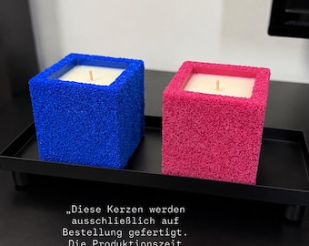 Handgjort doftljus i en vaxbehållare med dekorativ sand