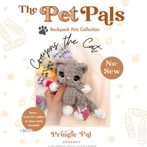 Puede incluir: Un juguete de peluche de gato tejido a ganchillo en color gris con patas blancas y una cola larga, con ojos grandes y oscuros y una pequeña nariz rosa. La imagen incluye texto: The Pet Pals, Backpack Pets Collection, Crayons the Cat, No-Sew, Pringle Pal Crochet.