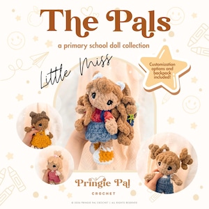 Può includere: Una collezione di bambole all'uncinetto chiamata "The Pals" con una bambola chiamata "Little Miss". Le bambole hanno i capelli castani e indossano abiti colorati. L'immagine include il testo "Opzioni di personalizzazione e zaino incluso!"