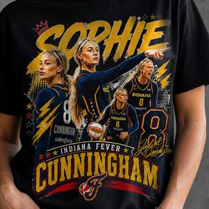 Puede incluir: Una camiseta negra de manga corta con un estampado gráfico de la jugadora de baloncesto Sophie Cunningham con el uniforme de Indiana Fever. El diseño incluye el texto "SOPHIE CUNNINGHAM", "INDIANA FEVER", el número "8" y rayos amarillos.