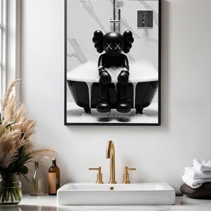 Set med 3 svarta Kaws i dusch och badrum, DIGITAL NEDLADDNING, Kaws-affisch, Hypebeast-tryck, väggkonst för badrum, badrumsdekor bild 9