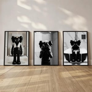 Set med 3 svarta Kaws i dusch och badrum, DIGITAL NEDLADDNING, Kaws-affisch, Hypebeast-tryck, väggkonst för badrum, badrumsdekor bild 2