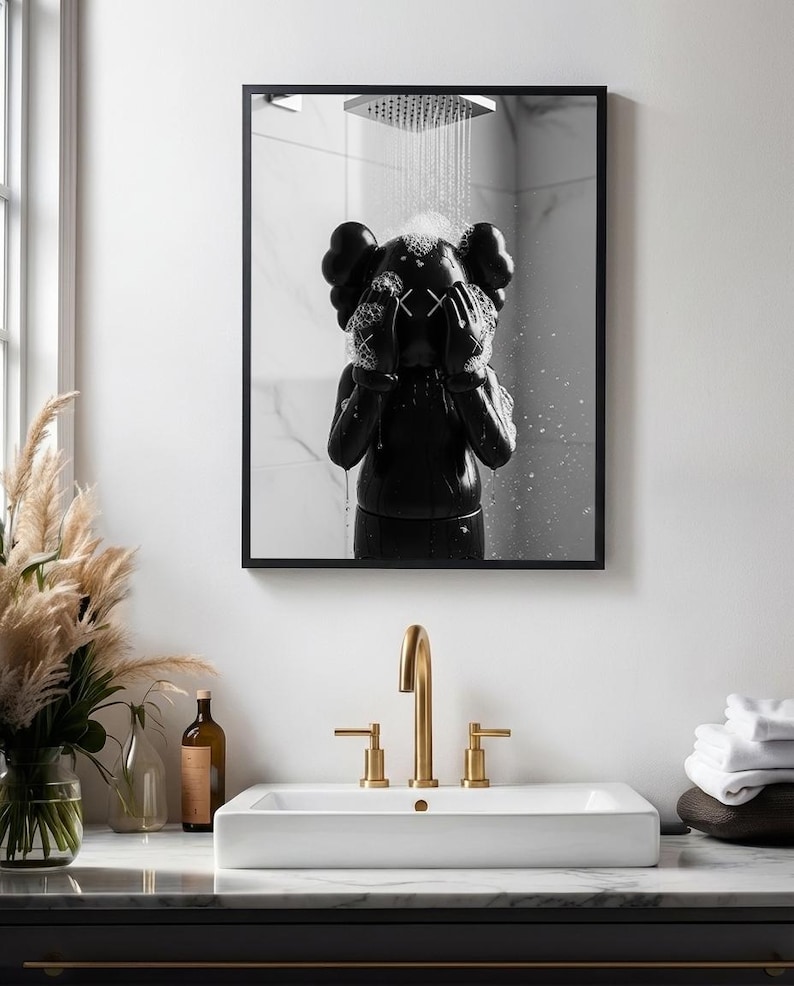Set med 3 svarta Kaws i dusch och badrum, DIGITAL NEDLADDNING, Kaws-affisch, Hypebeast-tryck, väggkonst för badrum, badrumsdekor bild 8