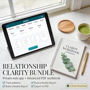 Puede incluir: Una tableta digital muestra una interfaz de aplicación web con los textos «Setup», «Signals» y «Results». Un cuaderno con espiral titulado «Clarity Workbook Advanced» y un bolígrafo dorado están junto a la tableta. La imagen también incluye un posavasos de madera y una taza de bebida verde.