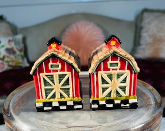 Red Barn Salt and Pepper Shakers in great condition. Hand painted Ceramic with stoppers.