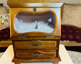 Caja de joyería de madera vintage. Estilo escritorio, puerta abatible, dos cajones.