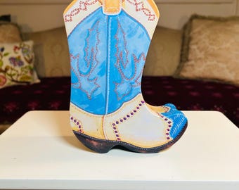 Caja metálica vintage con forma de bota de vaquero y forro con osos bailarines.