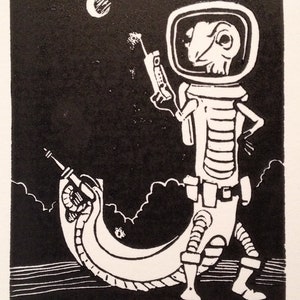 J: Letra del alfabeto de ciencia ficción retro, impresión en linograbado de lagarto (xilografía)