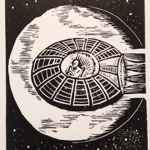 O: Letra del alfabeto de ciencia ficción retro, impresión en linograbado con platillo volador OVNI (tipo xilografía)