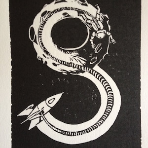 S: Retro Science Fiction Alphabet Letter, Monkey Spacewalk Linocut (xilografía) print