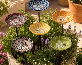 Bebedero de cerámica para abejas sobre estaca de metal, estaca de jardín con diseño de mandala para abejas, decoración bohemia para el jardín, estación de agua para polinizadores, bebedero colorido para insectos.