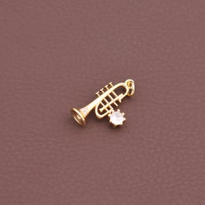 Elegante colgante de trompeta chapado en oro con dije musical de circonita cúbica para collar, pulsera y accesorios de joyería DIY, 21*13 mm