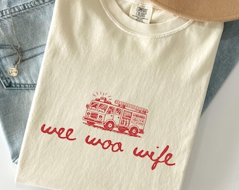 Wee Woo Wife Png | Design de camiseta para esposa de bombeiro | Png engraçado de esposa de bombeiro | Sublimação para cônjuge de bombeiro | Gráfico de esposa de socorrista