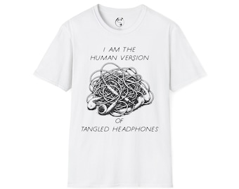 Versión humana de la camiseta con auriculares enredados / Ilustración, texto divertido