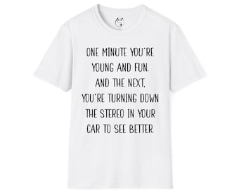 Camiseta con cita divertida: "Un minuto eres joven y divertido"