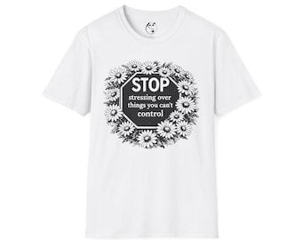 Camiseta con el lema "Deja de estresarte por cosas que no puedes controlar" / Diseño floral de señal de stop.