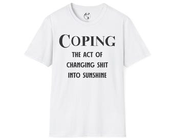 Camiseta "Afrontando el acto de convertir la mierda en sol" / Camiseta con tipografía sobre salud mental