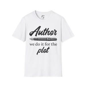 Puede incluir: Camiseta blanca con la palabra "Author" en negrita y cursiva, una ilustración de pluma y la frase "we do it for the plot" en negro. La camiseta tiene cuello redondo y mangas cortas.