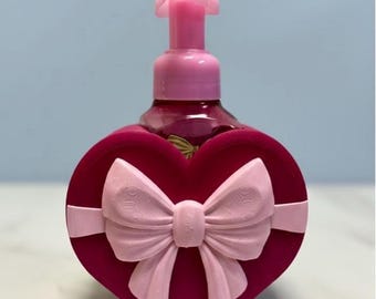 Badrumsinredning med hjärtformad tvålhållare