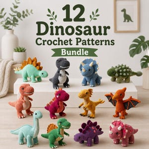 Op de afbeelding: Een verzameling van 12 gehaakte dinosaurus-speeltjes in diverse kleuren zoals groen, blauw, rood, geel en paars. De tekst 12 Dinosaur Crochet Patterns Bundle staat boven de figuren die op een wit platform zijn opgesteld.