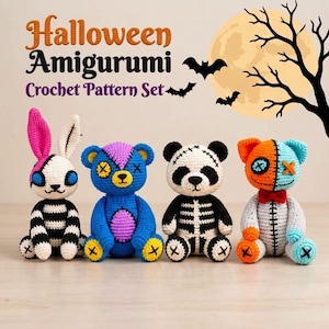 Peut inclure: Quatre poupées amigurumi au crochet représentant un lapin, un ours bleu, un panda squelette et un chat bicolore. Le texte indique Halloween Amigurumi Crochet Pattern Set. L'arrière-plan montre une pleine lune, une silhouette d'arbre et des chauves-souris.