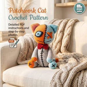 Könnte beinhalten: Ein gehäkeltes Katzenspielzeug im Patchwork-Design in Orange, Hellblau und Grau. Es hat eine rote Fliege, aufgestickte X-förmige Augen und einen aufgestickten Mund. Der Text lautet: Patchwork Cat Crochet Pattern, Detailed PDF instructions and step-by-step photos.