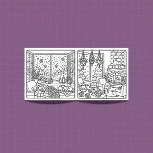 Pu&ograve; includere: Un libro da colorare in bianco e nero con due accoglienti scene d'interni. La pagina sinistra mostra una finestra con neve, un letto con una coperta lavorata a maglia e un animale domestico che dorme. La destra mostra un camino, poltrone e un set da t&egrave;.