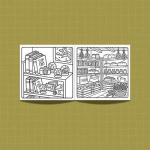 Pu&ograve; includere: Un libro da colorare in bianco e nero con due scene distinte. La pagina sinistra mostra scaffali con libri, una fotocamera e palle di neve. La pagina destra raffigura una dispensa piena di barattoli, pagnotte, sacchi di farina e casse di cibo.