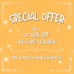 Pu&ograve; includere: Una grafica quadrata con sfondo arancione a tinta unita e bordo bianco. Il testo recita: SPECIAL OFFER, BUY 3, GET 30% OFF, USE CODE: SEALDEAL, MIX & MATCH YOUR FAVORITES! Il design presenta accenti a forma di stella bianca sullo sfondo.