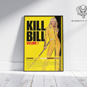 Puede incluir: Un póster enmarcado de la película "Kill Bill: Volume 1". Muestra a una mujer con un mono amarillo sosteniendo una espada. El fondo es amarillo con texto negro. El póster está en un marco negro.