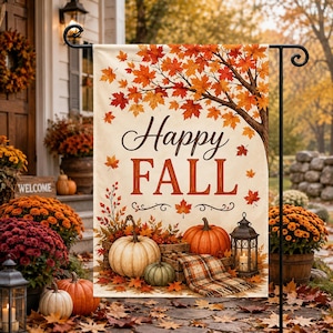 Pode incluir: Uma bandeira de jardim retangular com o texto Happy FALL em letras castanho-escuras e laranja. O design inclui um grande ácer com folhas laranja e vermelhas, duas abóboras, uma manta aos quadrados e um candeeiro preto num fundo creme.