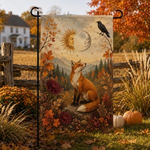 Puede incluir: Una bandera de jardín rectangular que muestra un zorro sentado sobre una roca en un bosque otoñal. Sobre el zorro, un sol y una luna creciente se enfrentan en un cielo estrellado, con un cuervo negro posado en una rama entre hojas.