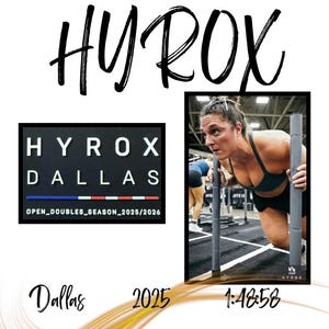 Puede incluir: Imagen con la palabra "HYROX" en una fuente estilizada. Un letrero rectangular dice "HYROX DALLAS" con "OPEN_DOUBLES_SEASON_2025/2026" debajo. Se muestra a una mujer haciendo ejercicio con postes. También está presente el texto "Dallas 2025 1:48:58".