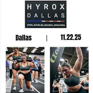 Op de afbeelding: Afbeelding van een HYROX DALLAS evenementbord met de tekst "OPEN_DOUBLES_SEASON_2025/2026" en de datum 11.22.25. Twee atleten zijn in actie te zien, een doet lunges met gewichten en de ander tilt een stuk apparatuur op.
