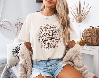 Din lilla stråle av sarkastisk solsken har anlänt T-shirt, rolig var snäll T-shirt, sarkastisk positivitetstopp, motivationströja, humoristisk present