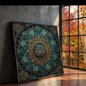 Può includere: Opera d'arte incorniciata con un design intricato in verde acqua, oro e blu navy. L'elemento circolare centrale contiene calligrafia. L'opera d'arte è appoggiata a un muro grigio, con una finestra e il fogliame autunnale sullo sfondo.