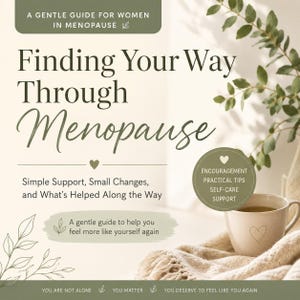 Könnte beinhalten: Buchcover mit dem Titel "Finding Your Way Through Menopause". Das Bild zeigt Text, eine Tasse Tee und eine Decke. Das Buch bietet einfache Unterstützung, kleine Veränderungen und praktische Tipps zur Selbstpflege.