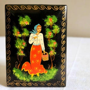 Caixa de lembrancinhas vintage em laca Palekh | Arte folclórica russa pintada à mão | “Malinka” (Pequena Framboesa)