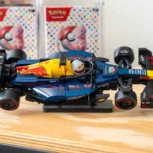 Puede incluir: Un letrero de madera rústica con el texto "Welcome to our home" en letras blancas. El letrero presenta un acabado envejecido y un diseño simple y acogedor, ideal para la decoración de la entrada.