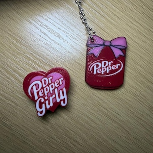 3D gedruckter Dr Pepper Girly Dosenhalter mit Griff & Charms Bild 2