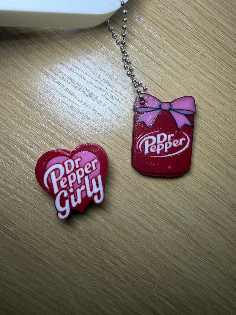 3D gedruckter Dr Pepper Girly Dosenhalter mit Griff & Charms Bild 2