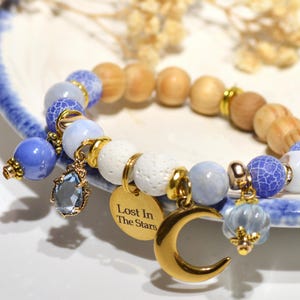 Pulsera difusora celestial azul, regalo para soñadores, pulsera de aromaterapia con dije de luna, mantra "Perdido en las estrellas", joyería cósmica femenina y delicada.