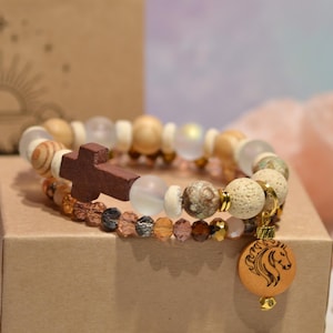 Pode incluir: Um conjunto de tr&ecirc;s canecas de cer&acirc;mica com esmalte creme salpicado. Cada caneca apresenta um design pintado &agrave; m&atilde;o diferente: uma folha verde, uma flor azul e um sol amarelo. As canecas t&ecirc;m um design simples e moderno.