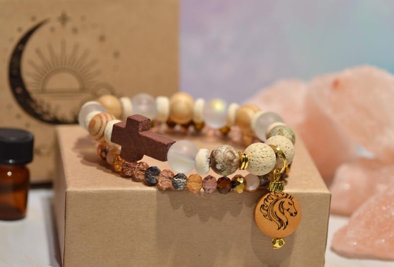 Pode incluir: Um conjunto de tr&ecirc;s canecas de cer&acirc;mica com esmalte creme salpicado. Cada caneca apresenta um design pintado &agrave; m&atilde;o diferente: uma folha verde, uma flor azul e um sol amarelo. As canecas t&ecirc;m um design simples e moderno.