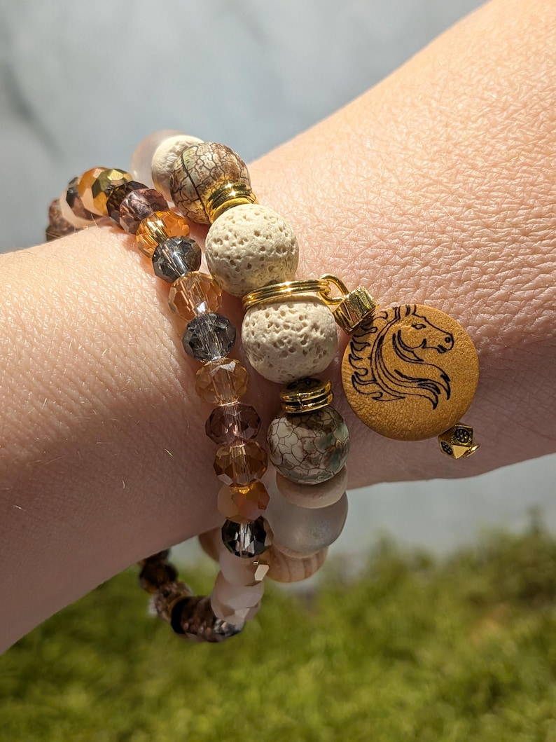 Pulseira difusora de aromas com contas, pingente de cavalo de fogo e cruz, pulseira de aromaterapia com pedra vulcânica, cristais de sal do Himalaia, presente de incentivo. imagem 1